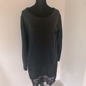Blk Long sleeve tunic top. Bottom lined with lace